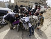 صور.. الصليب الأحمر يوزع مساعدات على أهالى الغوطة الشرقية بسوريا