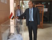 خالد حنفى يدلى بصوته فى الانتخابات الرئاسية بسفارة مصر ببيروت