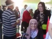 فيديو.. قنصل مصر فى الكويت تساعد سيدة قعيدة للإدلاء بصوتها فى الانتخابات