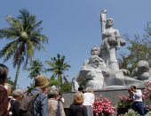 صور.. وقفة بالورود فى فيتنام لإحياء الذكرى الـ50 لمجزرة "ماى لاى" الأمريكية