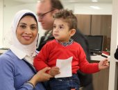 صور ..سيدة مصرية تصطحب طفلها أثناء التصويت فى نيويورك 