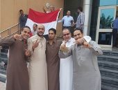 صور.. المصريون فى قطر يحتفلون بالمشاركة فى الانتخابات بعلامة النصر 