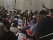 فيديو.. المصريون يهتفون "تحيا مصر" بالدوحة خلال التصويت فى انتخابات الرئاسة