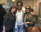 ليلى علوى تنشر صورة لها من مطار القاهرة بصحبة محمد منير وإلهام شاهين