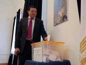 الإعلامى عمرو عبد الحميد يدلى بصوته فى روسيا