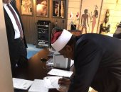 صور.. وكيل الأزهر يدلى بصوته فى انتخابات المصريين بالخارج فى طوكيو