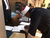 صور.. وكيل الأزهر يدلى بصوته فى انتخابات الرئاسة بسفارة مصر بطوكيو