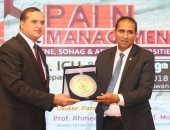 رئيس جامعة أسوان يكرم رئيس جامعة سوهاج على هامش مؤتمر التخدير  