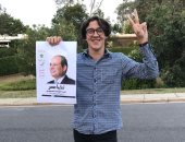 صور.. "عمر" أصغر ناخب مصرى باستراليا يدلى بصوته حاملا صورة السيسى 