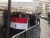 صور.. المصريون يتحدون الأمطار والطقس السيئ ويشاركون بكثافة بالانتخابات بباريس