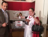 صور.. المصريون باليونان يشاركون بالانتخابات.. وسيدة تصوت مرتدية علم مصر