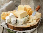 أستاذ تغذية يحذر: حواف الجبن الرومى تحتوى على فطريات