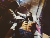 على طريقة رشدى أباظة فى "تمر حنة".. زين مالك يزيل وشم جيجى حديد