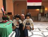 صور.. سفير مصر فى روما يحتفى بـ"أطفال مصر" خلال التصويت بانتخابات الرئاسة