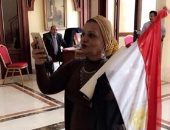صور.. مصرية تشارك بصور أهلها من أمام اللجان بانتخابات الرئاسة فى بنيجيريا
