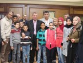 صور.. تلاميذ مدرسة بكفر الشيخ يتبرعون بمصروفهم لاستكمال مركز الأورام