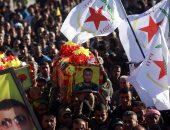 صور.. الأكراد يشيعون جثمان مقاتلى وحدات حماية الشعب الكردية فى عفرين السورية