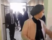 فيديو.. المصريون بالكويت يتوافدون على السفارة وسط هتافات "تحيا مصر"