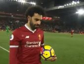 فيديو.. محمد صلاح يحتفظ بكرة السوبر هاتريك