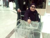 سيدة مسنة على كرسى متحرك تدلى بصوتها فى الانتخابات بسفارة مصر بالرياض