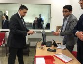 صور.. سفير مصر بالنمسا يدلى بصوته فى الانتخابات الرئاسية