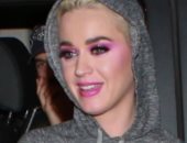 صور.. كاتى بيرى تصل مطار جالياو الدولى بـ"الشبشب"