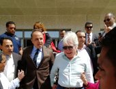 صور.. حسين فهمى يلتقط صورا مع المصريين المشاركين فى انتخابات الرئاسة بأبو ظبى - تحديث 