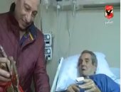 فيديو.. الخطيب يكرم عادل هيكل فى المستشفى ويهديه درع "الأهلى فوق الجميع"