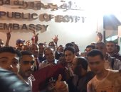 "صوت مصر بالخارج": زحام أمام سفارتنا بأبو ظبى ونداء للسفير بمد وقت التصويت
