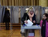 صور.. مواطنون روس يصوتون فى الانتخابات الرئاسية لبلادهم ببرلين