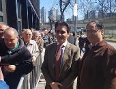 صور.. قنصل مصر فى نيويورك يستقبل الناخبين أمام مقر  القنصلية