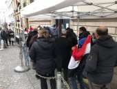 صور.. حشود مصرية أمام السفارة بلندن للمشاركة فى الانتخابات الرئاسية