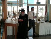 كاهن الكنيسة الأرثوذكسة المصرية بالدوحة يدلى بصوته فى انتخابات الرئاسة