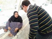 صور.. وزارة التضامن تنقذ مسنة من أمام مسجد الحسين وتودعها دار رعاية