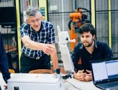 علماء بلجيكيون يبتكرون يد روبوتية 3D لترجمة الكلمات للصم فى دقائق