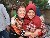 صور.. لبلبة تحتفل بعيد الأم فى دار مسنين بالدقى