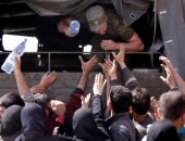 صور.. الجيش السورى يقدم مساعدات إنسانية لأهالى الغوطة الشرقية
