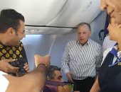 صور .. منتخب مصر لكرة القدم يحتفل بالطائرة الخاصة بتورتة 