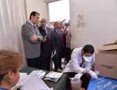 صور.. محافظ أسيوط يتفقد أعمال الحملة الطبية للكشف عن أمراض السكر والضغط