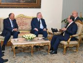 وزير خارجية اليونان يغادر القاهرة بعد لقائه الرئيس السيسى
