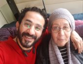 أحمد حلمى ينشر صورته مع والدته فى عيد الأم.. ويوجه التحية لأمهات الشهداء