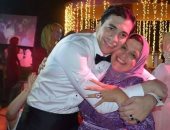 والدة أحمد الأحمر تروى قصة أول هدية قدمها لها فى عيد الأم
