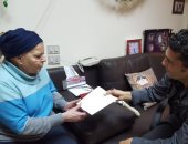 خالد النبوى يزور نادية لطفى فى عيد الأم ويهديها نسخة من "واحة الغروب"