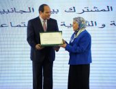 الرئيس يكرم نائبة رئيس جامعة المنصورة الأسبق فى احتفالية المرأة المصرية