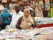 صور.. "عيد الأم" كلمة السر فى انتعاش سوق الملابس بالموسكى