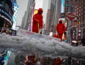صور.. إزالة الثلوج من الطرقات فى شوارع أمريكا وسط توقعات باستمرار العاصفة