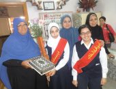 طالبات مدرسة الأقصر الإعدادية يكرمن عضو بمجلس الأمناء احتفالا بعيد الأم