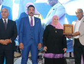 تكريم أسر الشهداء والأمهات المثاليات بمؤتمر دعم السيسى بالسويس