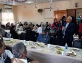 محافظ بورسعيد يشارك نزلاء دار المسنين الاحتفال بعيد الأم 