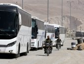 عبور17 حافلة تقل مسلحين وعائلاتهم إلى محافظة إدلب السورية